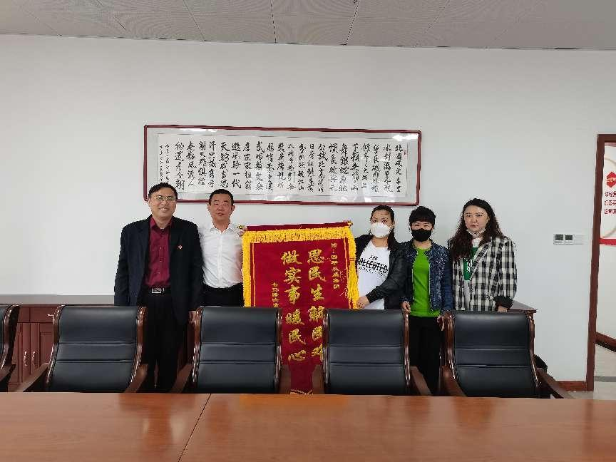 集团党员干部为居民办实事解难题