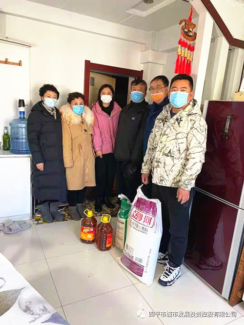 城投公司党员志愿者慰问困难党员