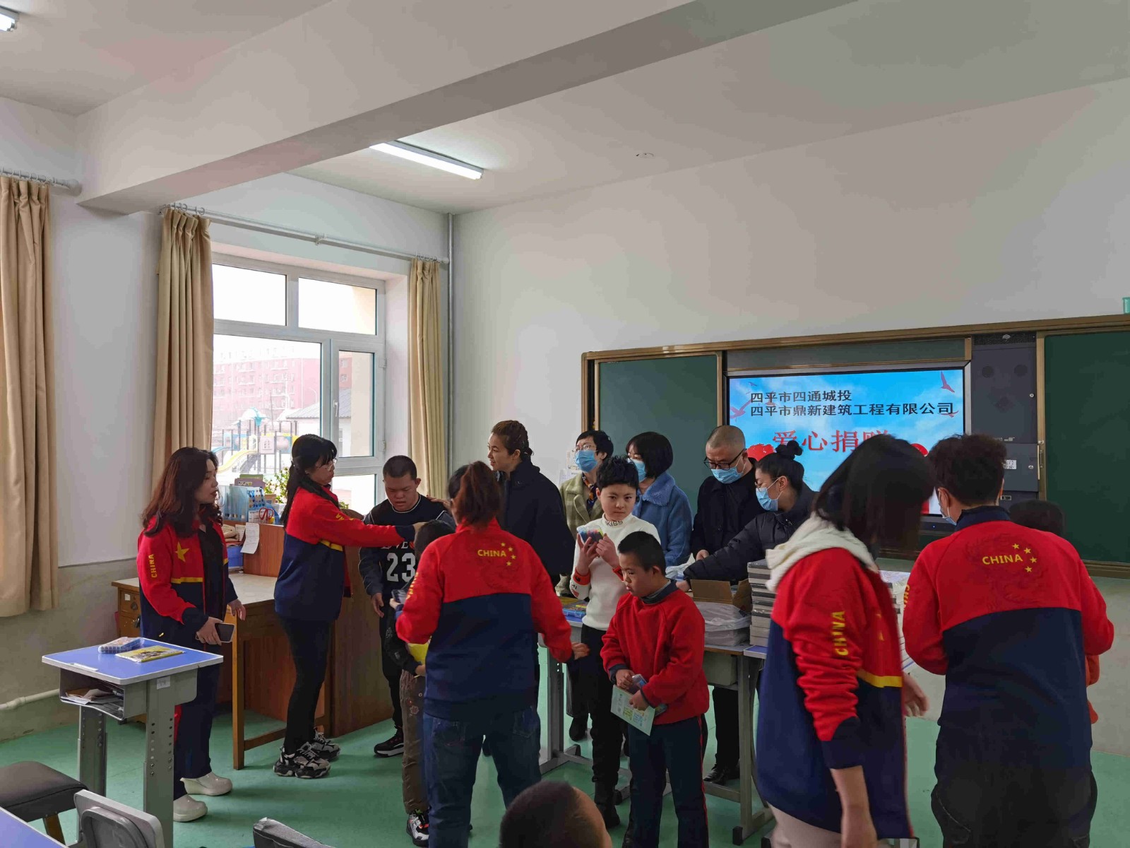 鼎新公司“3.5”学雷锋志愿者服务走进特教学校